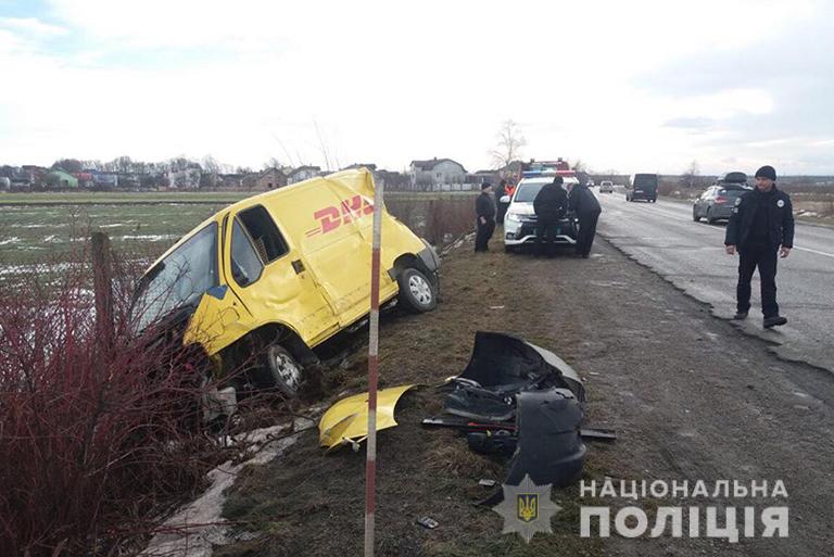 На Прикарпатті “Фіат” злетів у кювет, пасажира довелося оперувати (ФОТО)