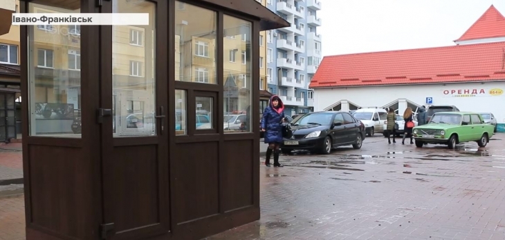 У центрі Франківська облаштували платну парковку (ВІДЕО)