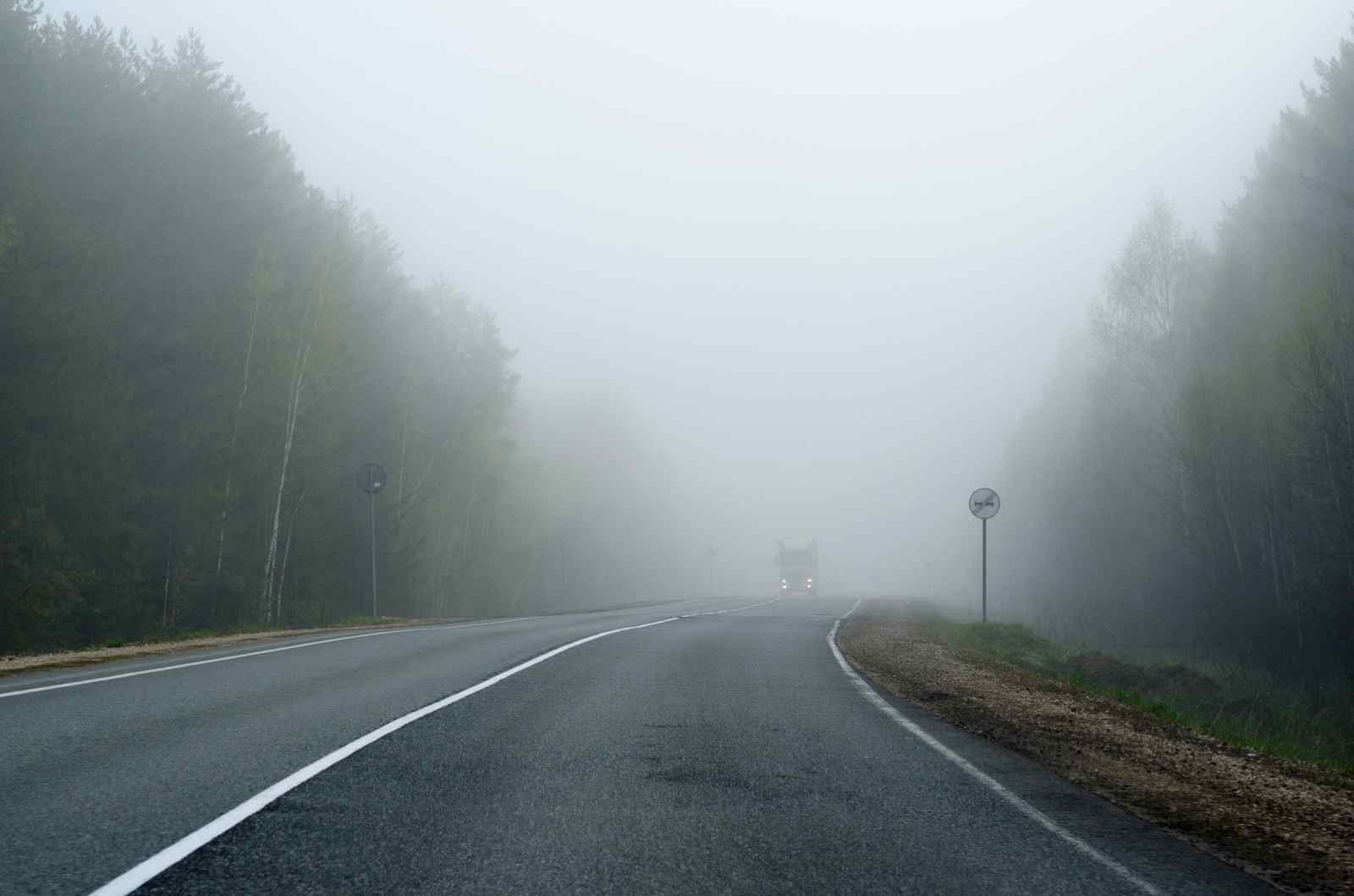 Прикарпатців попереджають про погану видимість на дорогах через туман