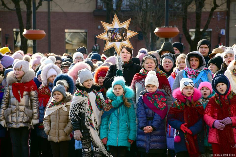 Франківські школярі разом із вчителями колядували у центрі міста (ФОТО)