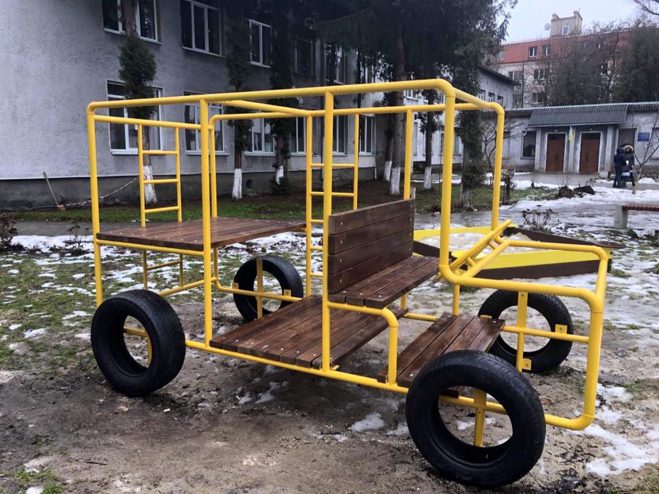 У Франківську для дітей з вадами інтелекту встановили ігровий автобус (ФОТО)
