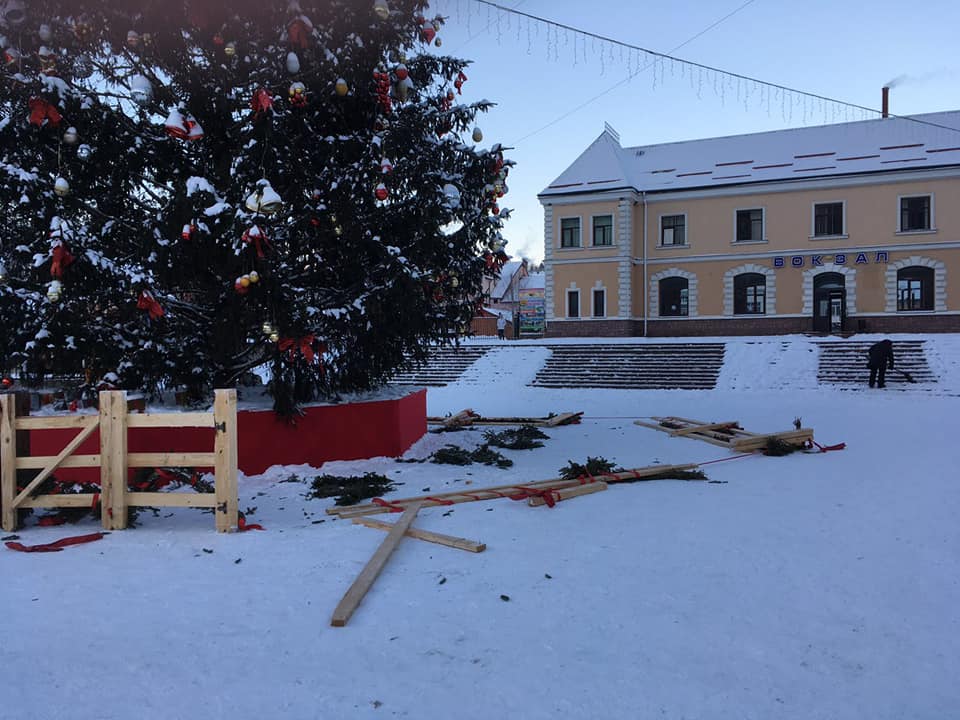 У Яремче невідомі понищили новорічну ялинку та огорожу (ФОТО)