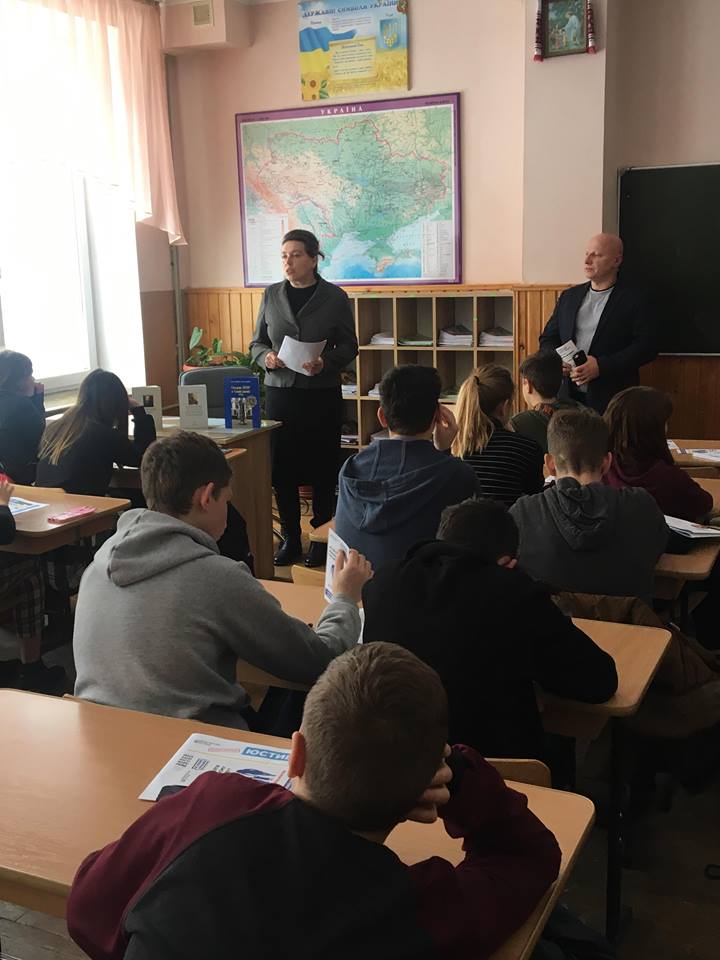 Працівники юстиції провели франківським школярам урок на тему 100-ї річниці Дня Соборності України (ФОТО)