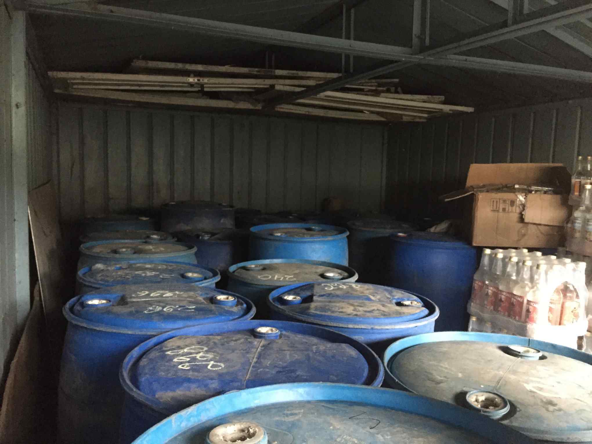 У гаражі прикарпатця знайшли понад п’ять тисяч літрів спирту (ФОТОФАКТ)