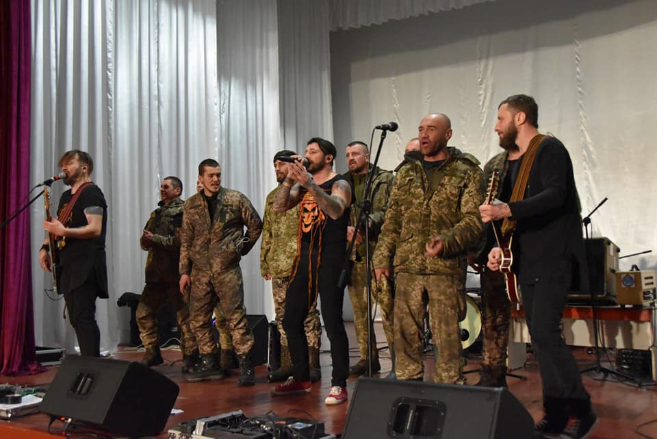 KOZAK SYSTEM зіграв “фронтовий концерт” для військових прикарпатської бригади (ФОТО)