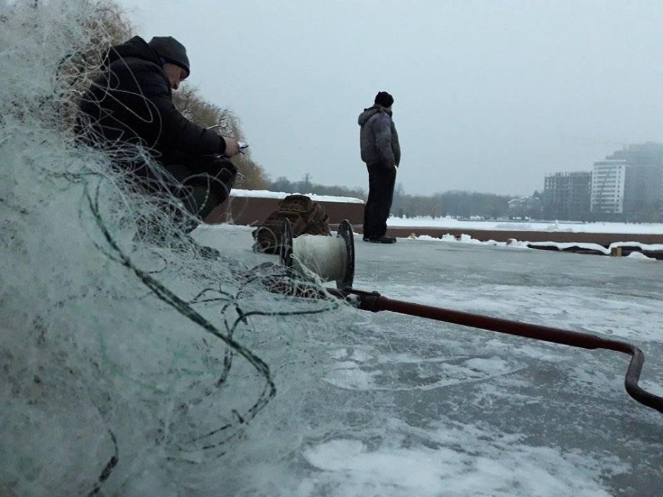 У Франківську на міському озері затримали комунальника-браконьєра (ФОТО)