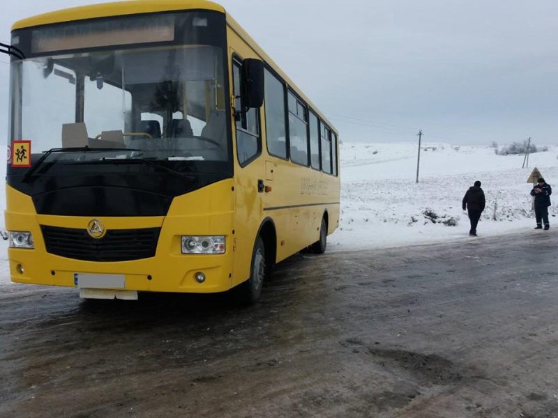На Прикарпатті автобус зі школярами злетів у кювет