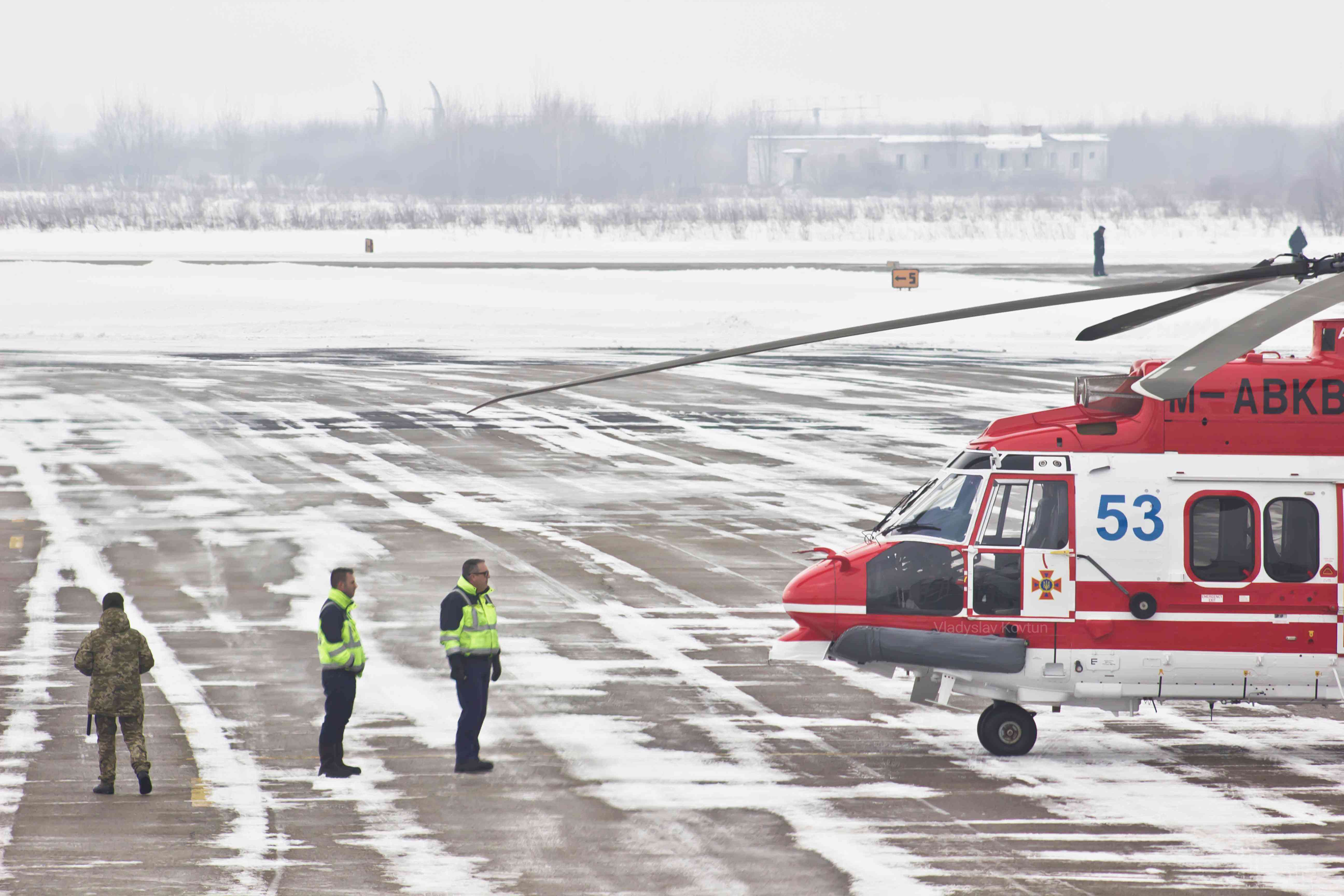 У Франківську на шляху з Європи до Ніжина приземлився черговий “Аваківський вертоліт” для ДСНС (ФОТО)