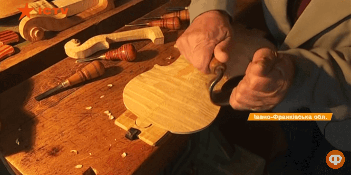 На Прикарпатті майстер робить скрипки за технологією Страдіварі (ВІДЕО)