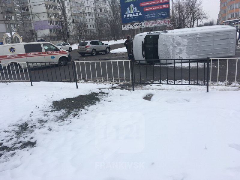 У Франківську на Миколайчука перекинувся мікроавтобус (ФОТО, ВІДЕО)