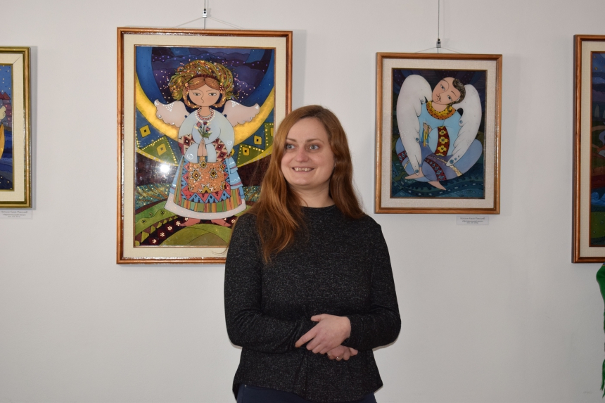 На Прикарпатті презентували виставку живопису на склі «Янголи» (ФОТО)