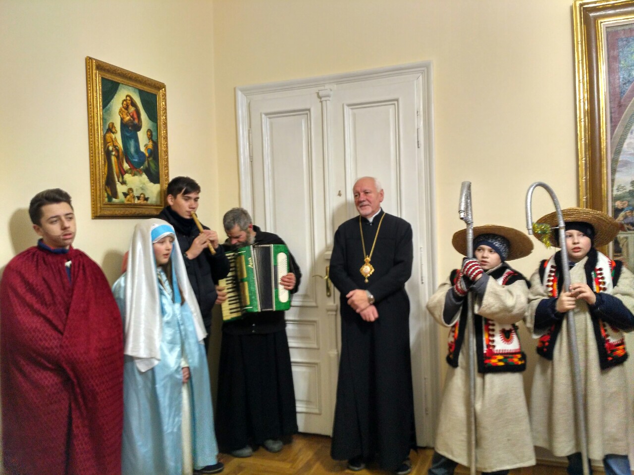 Як священики і школярі колядували у Митрополита (ФОТО)