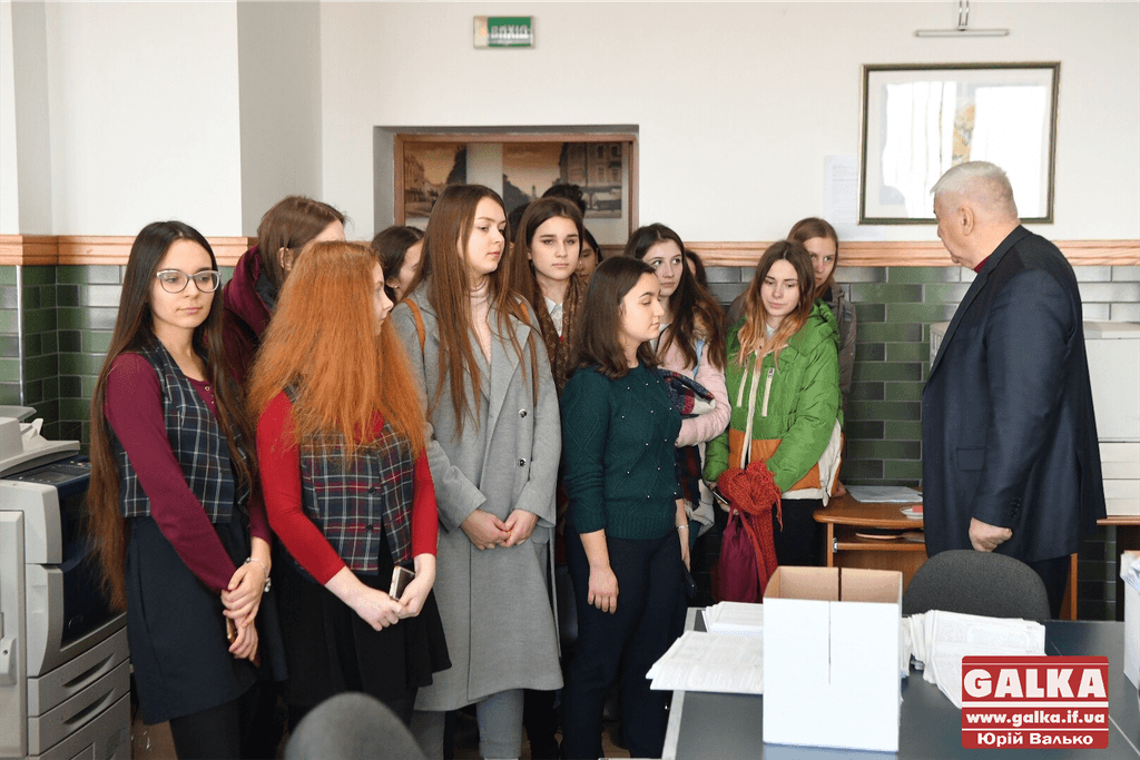 Прикарпатським випускникам показали, як перевірятимуть їхні тести ЗНО (ФОТО)