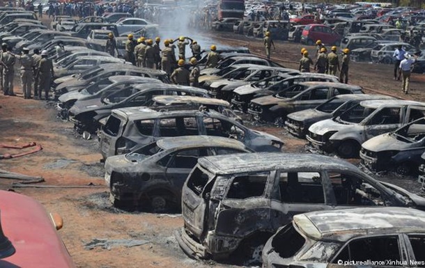 В Індії на масштабному авіашоу згоріли майже 300 авто (ВІДЕО)