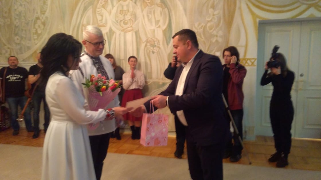 Як учасник україно-польського рок-гурту святкував ситцеве весілля на Прикарпатті (ФОТО)