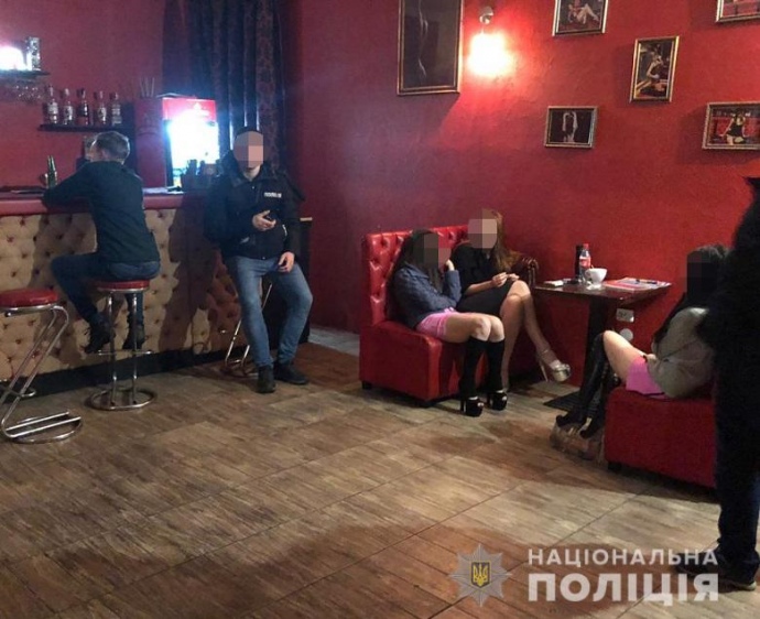У Києві поліцейські “накрили” стриптиз-клуб із секс-послугами