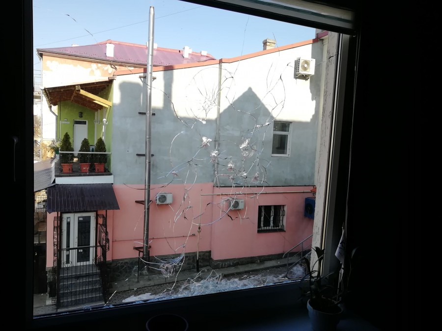 На Прикарпатті чоловік обстріляв офіс радіостанції і поранив ножем поліцейського (ФОТО)