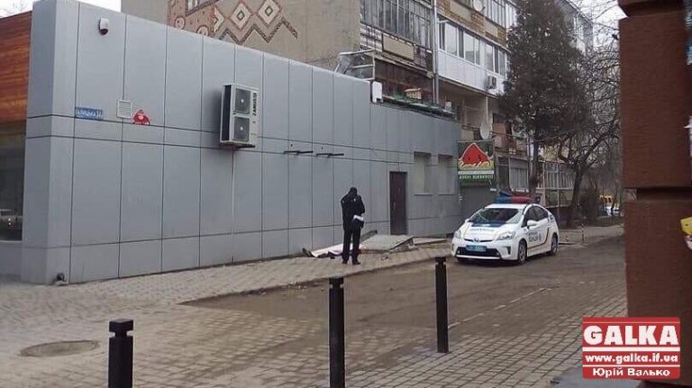 Посеред франківської вулиці виявили труп (ФОТОФАКТ)