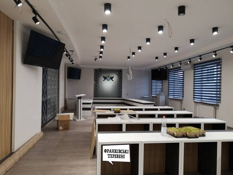 Без “радянського духу”. З’явилися фото відреставрованої зали для зібрань франківських чиновників