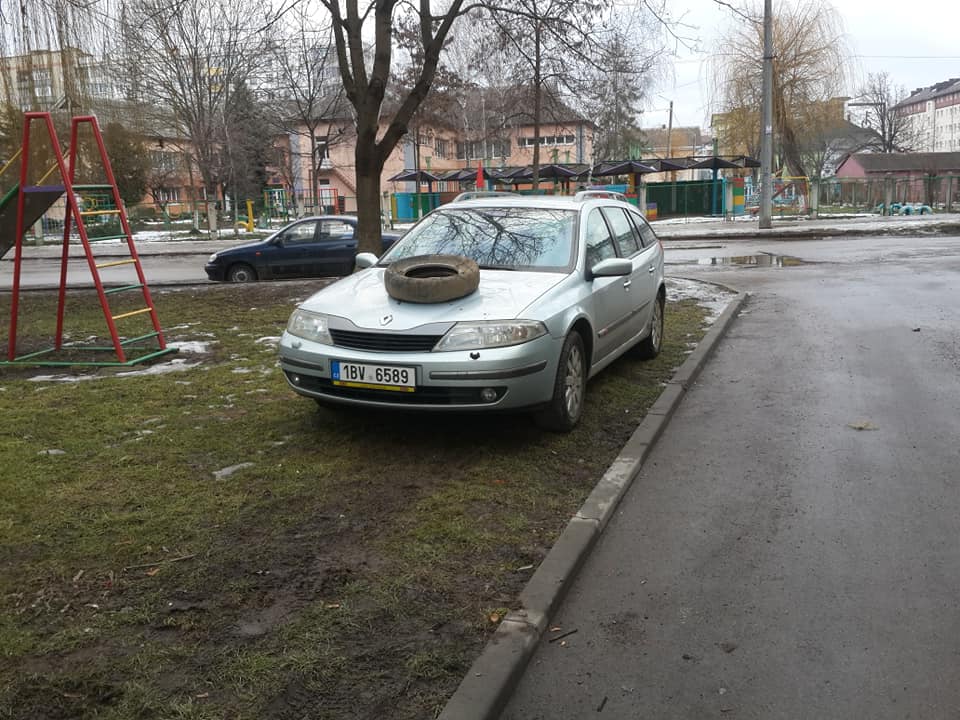 Франківці шиною на капоті попередили “євробляхера”, аби той не паркувався на газоні (ФОТОФАКТ)