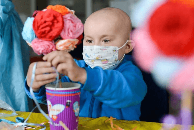 Франківців просять допомогти купити маски для онкохворих діток
