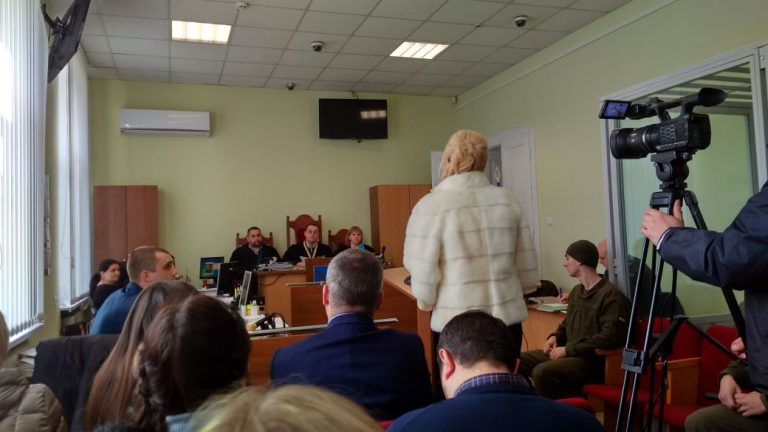 “Чому ви проводили ніч у мене вдома?”. У суді допитали жінку, через яку могла статися стрілянина під Ратушею