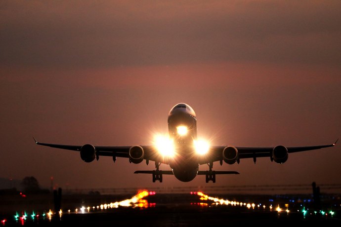 Авіасполучення в Україні можуть відновити у червні – Шмигаль
