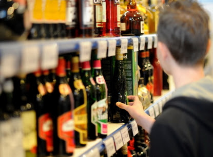 В Україні хочуть заборонити продаж алкоголю й сигарет у супермаркетах