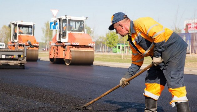 Триває ремонт дороги, яка з’єднує Прикарпаття і Буковину