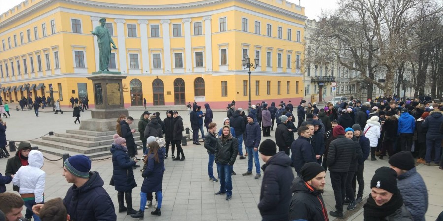 Фейковий мітинг. В Одесі сотні людей прийшли підтримати неіснуючого кандидата у президенти за 1000 гривень