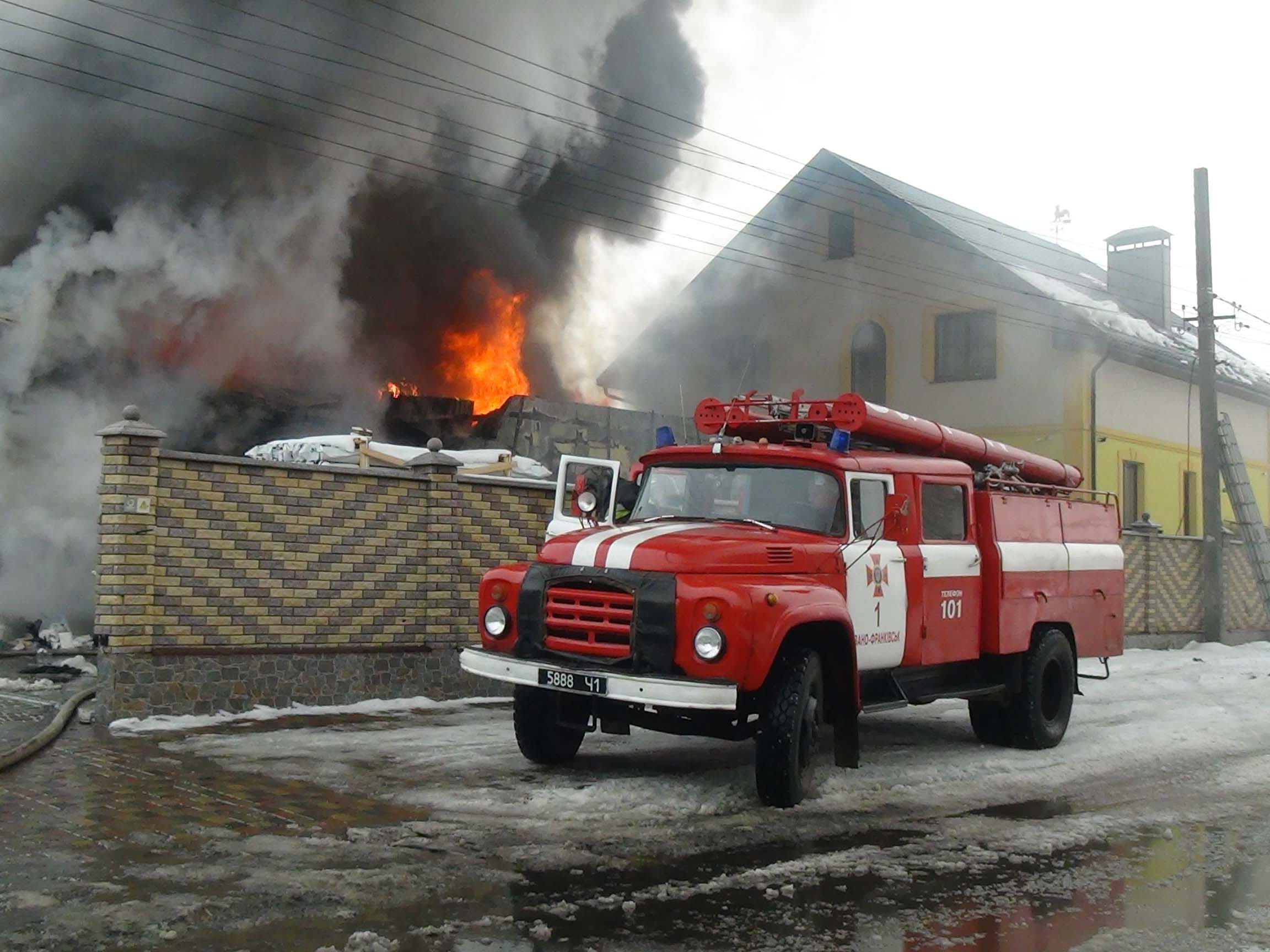 Майже сорок рятувальників гасили пожежу в селі на Прикарпатті (ФОТО)