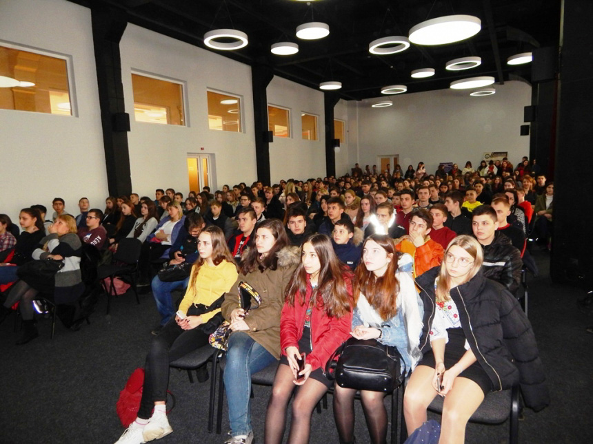 376 учнів та 274 студентів Франківська відвідали ярмарок кар’єри (ФОТО)