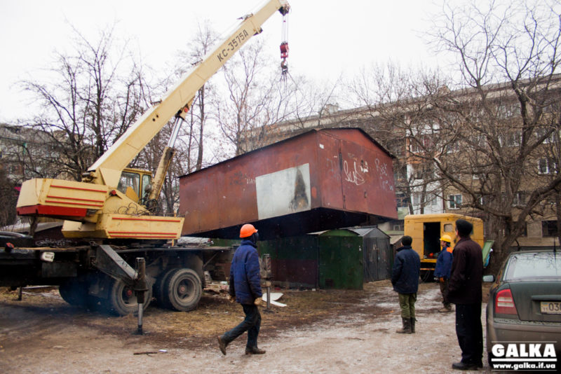 Понад 20 незаконних гаражів, огорож і альтанку демонтують у Франківську