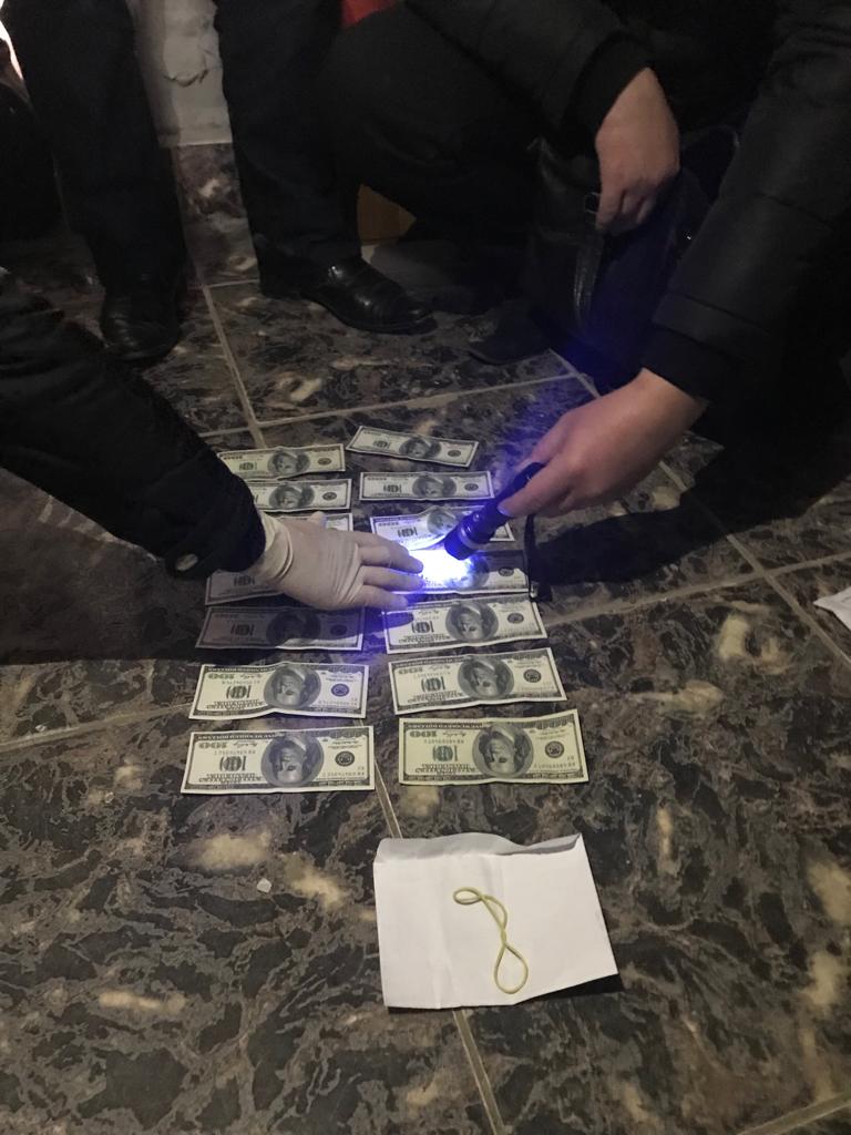 Чиновника, який вимагав 1400 доларів хабаря, затримали у Франківську (ФОТО)