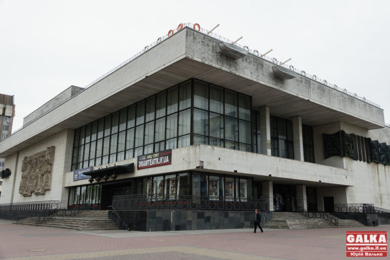 Порошенко надав статус національного Франківському драмтеатру (ФОТОФАКТ)