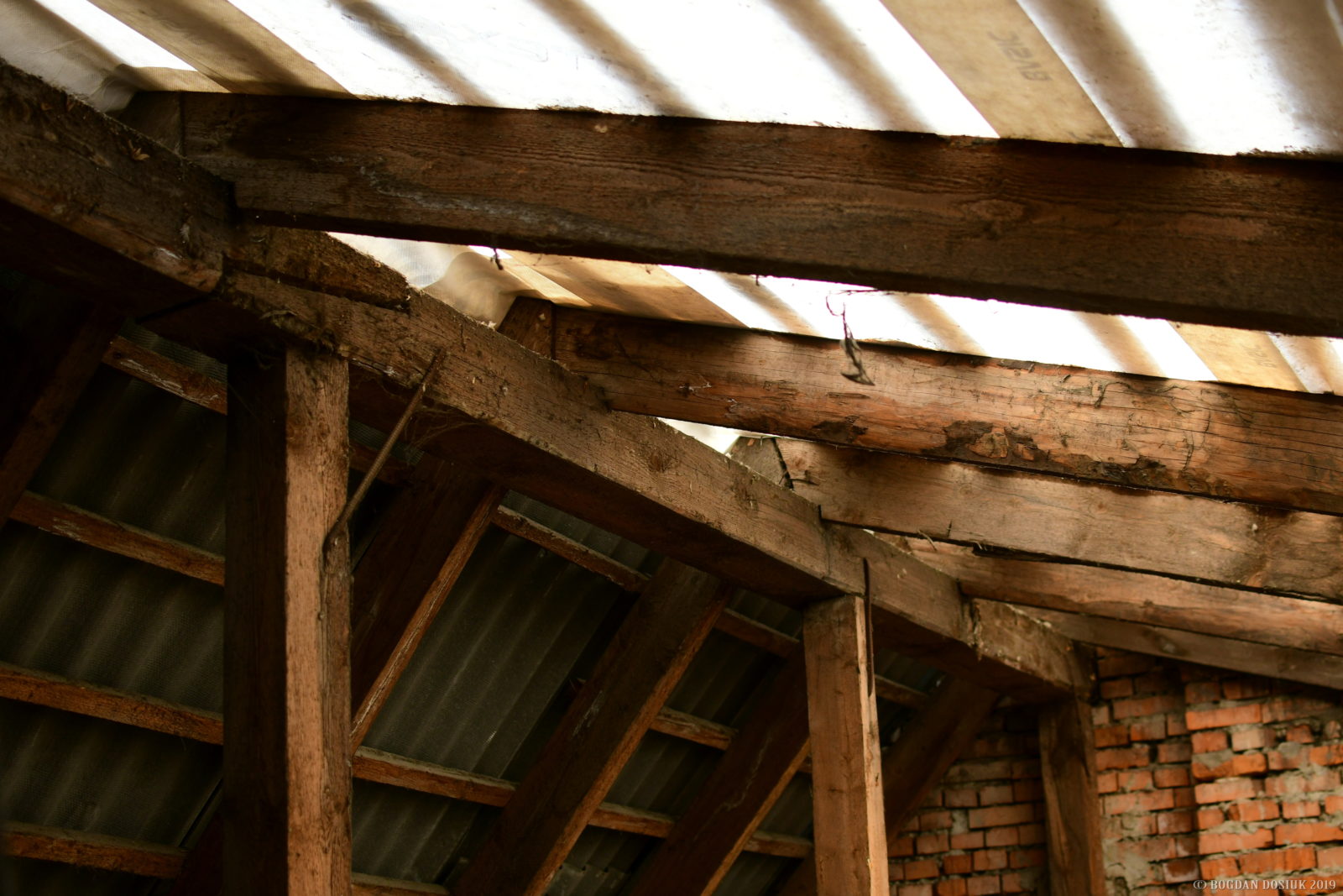 У багатоквартирному будинку на Грушевського капітально ремонтують дах (ФОТО)