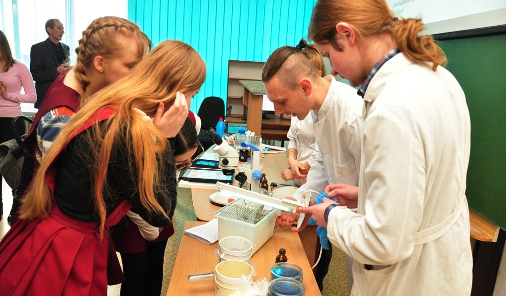 Біохіміки провели для франківських старшокласників науковий пікнік (ФОТО)