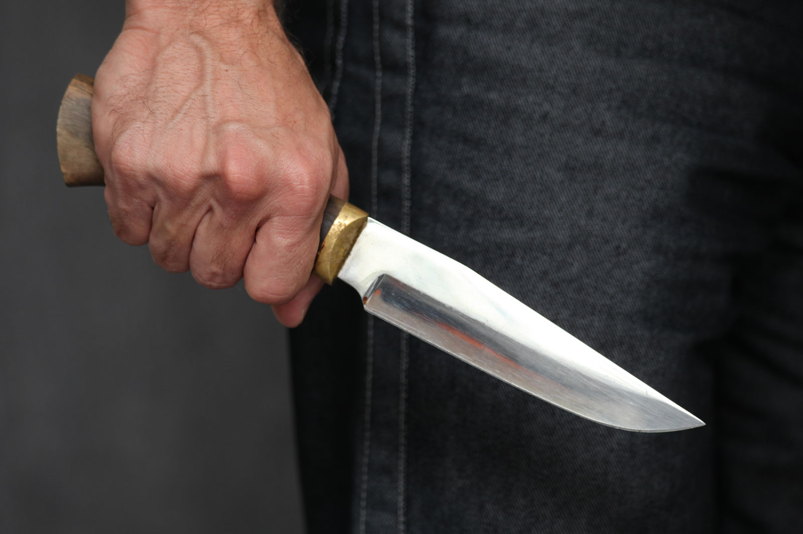 У Франківську чоловік поранив товариша ножем: травмованого врятували патрульні (ФОТОФАКТ)