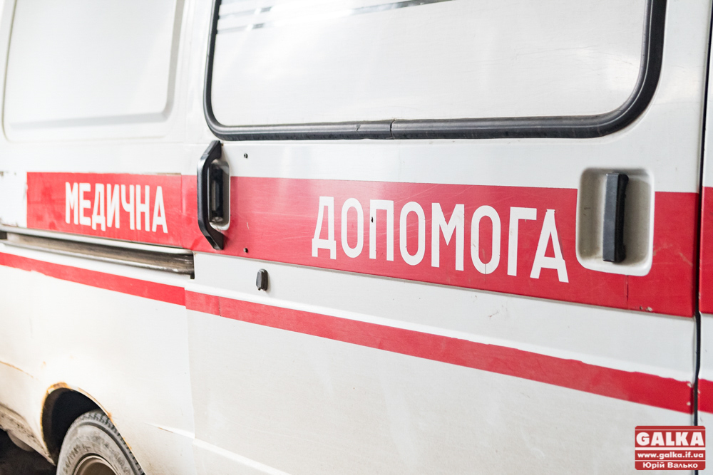 На дорозі Львів-Франківськ мікроавтобус вилетів з дороги: двоє дітей та дорослих у лікарні