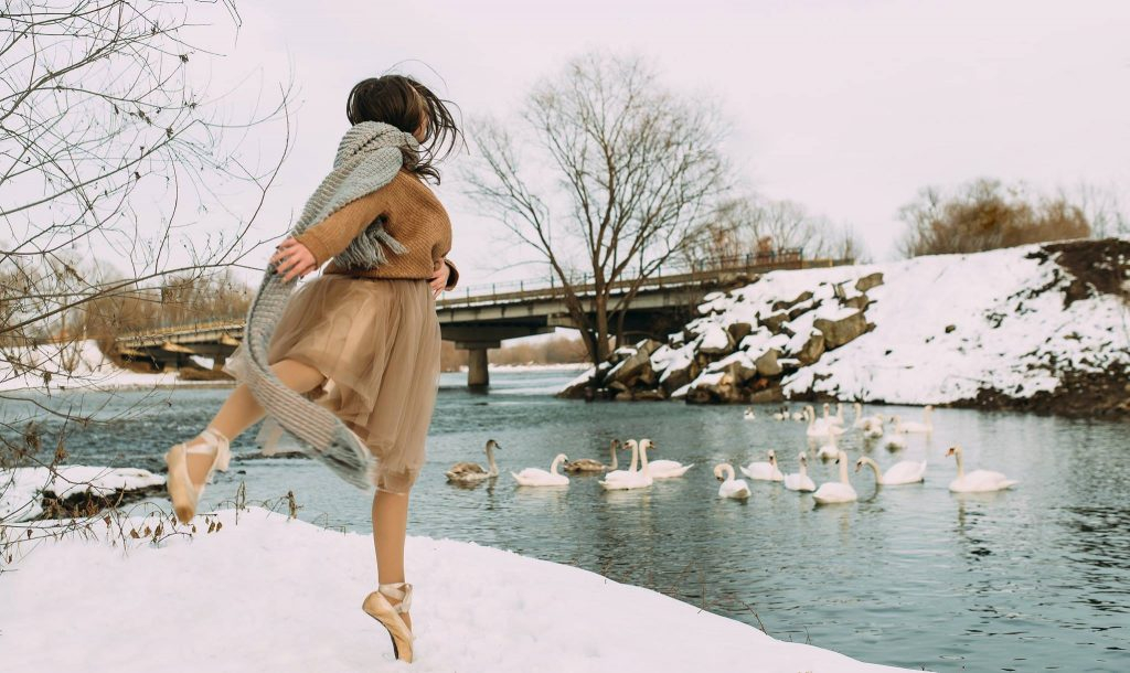 Калушанка відзняла вражаючу фотосесію з танцівницею та лебедями (ФОТО)