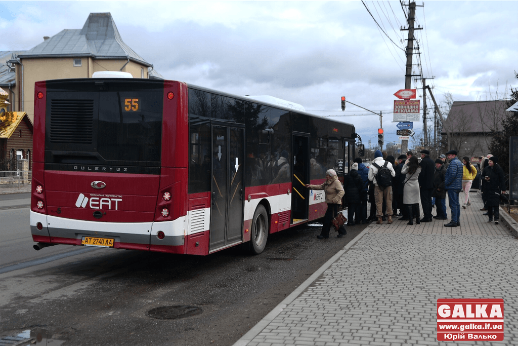 Франківцям нагадали, хто може безкоштовно їздити в комунальних автобусах (ПЕРЕЛІК)