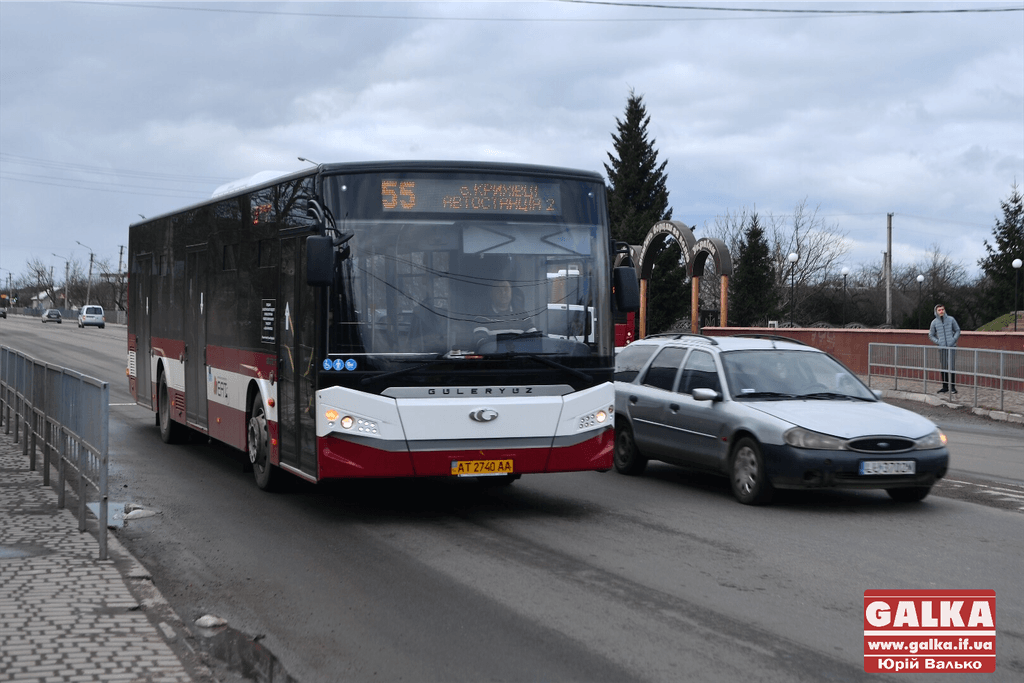 У Франківську на Зелені свята до міського кладовища курсуватимуть три комунальні автобуси
