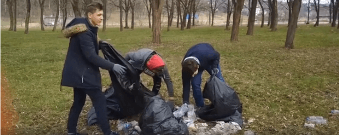 Підлітки, які розтрощили смітник у Калуші, попросили вибачення і взялися прибирати місто (ВІДЕО)