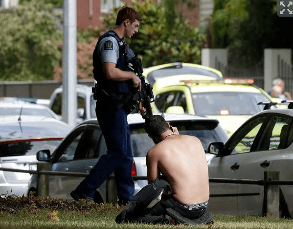 У Новій Зеландії терорист запустив трансляцію і зі спільниками розстріляв понад 50 людей (ФОТО)