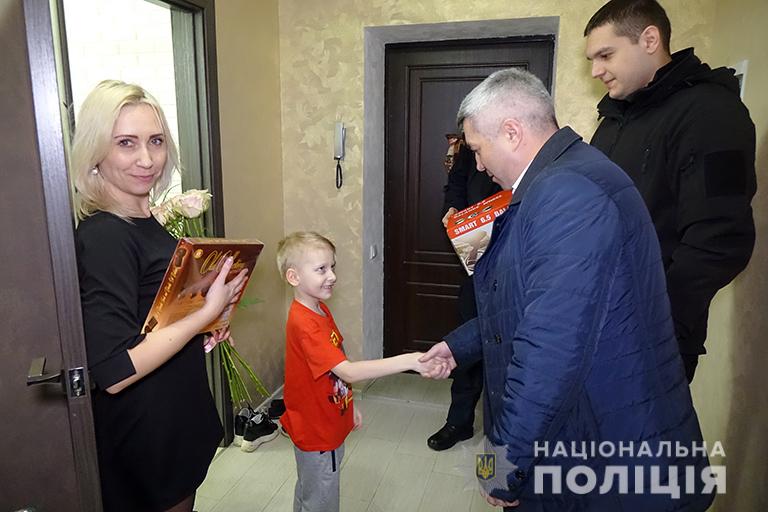Прикарпатські поліцейські привітали з Днем народження сина загиблого на сході України правоохоронця (ФОТО)