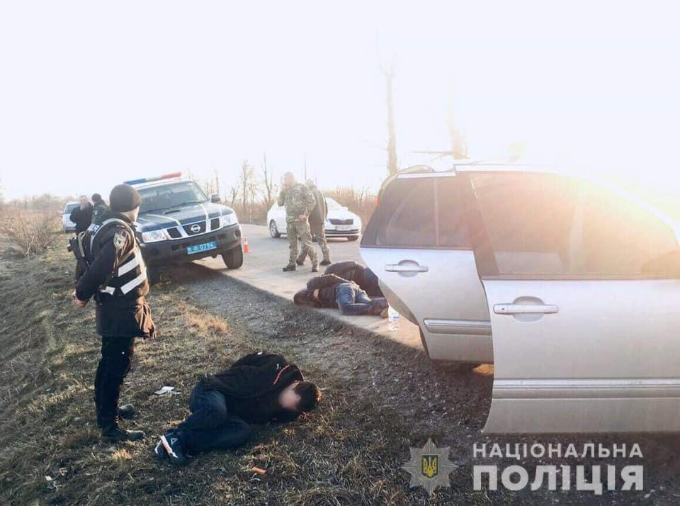 На Надвірнянщині поліція затримала трьох чоловіків, які вкрали барсетку з автівки прикарпатця