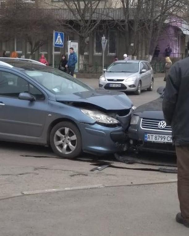 У Калуші на перехресті не розминулися Фольксваген та Пежо (ФОТО)