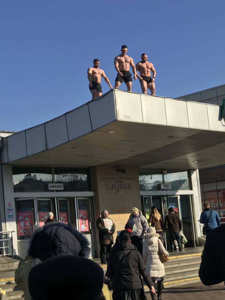 У Києві троє чоловіків з оголеним торсом привітали жінок з 8 березня (ФОТО)