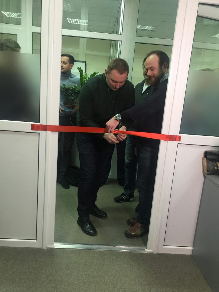 В місті відкрили лабораторію, де діти програмуватимуть робо-машинки (ФОТО)