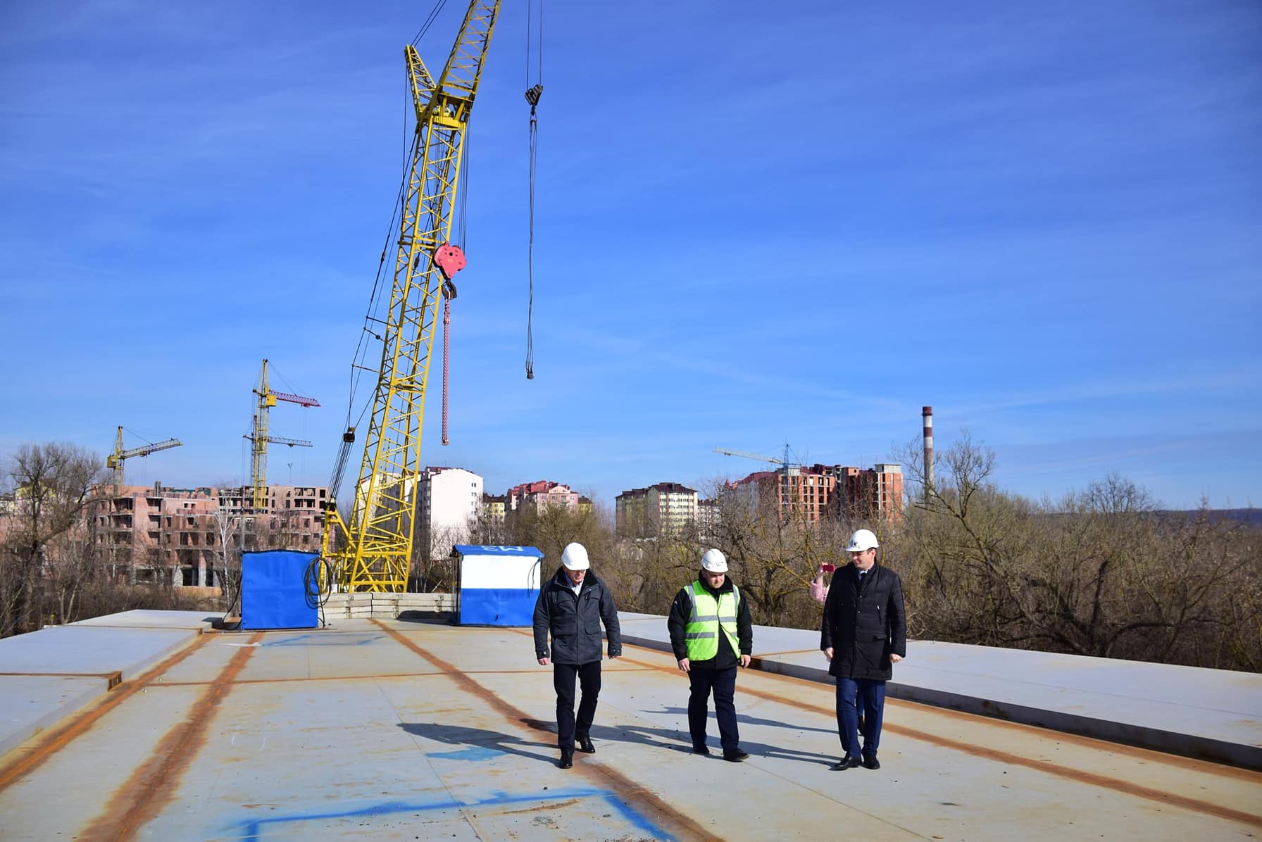 Помітні тротуари і дорога: будівництво моста на Пасічну перейшло на новий етап (ФОТО)